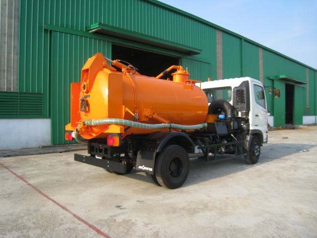 Dịch vụ hút bể phốt nhanh chóng và hiệu quả với xe chuyên dụng