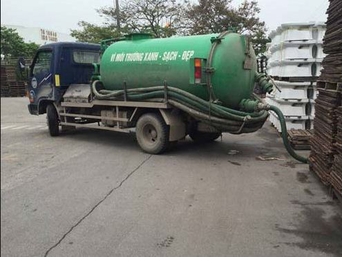 Chất thải hút bồn cầu sẽ được hút lên xe và chở đi