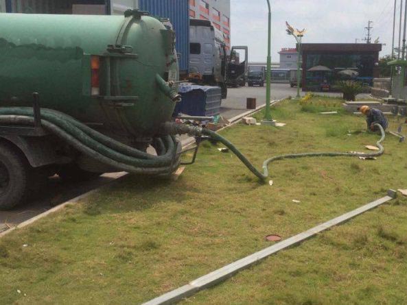 Công nhân làm nhiệm vụ thông hút bể phốt của An Phú