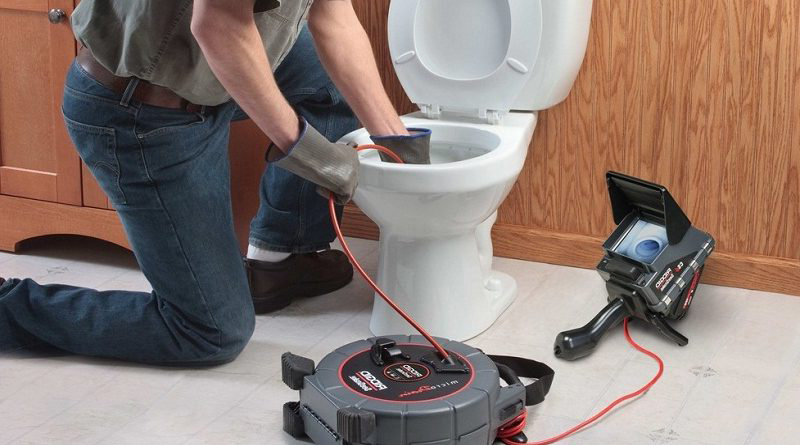 Hình ảnh nhân viên thông tắc vệ sinh tại Hà Nội khi làm việc