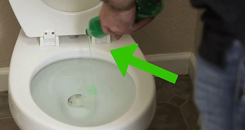 Cách thông tắc bồn cầu hiệu quả bằng nước rửa bát và nước nóng