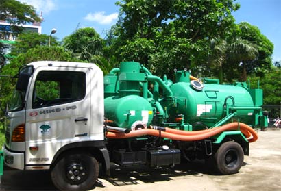 Một chiếc xe hút bể phốt của Công ty Vệ sinh Môi trường và Đô thị Hà Nội